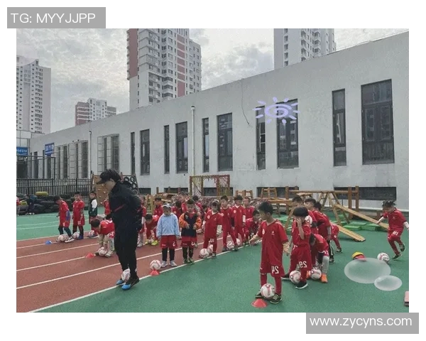 当足球明星携手孩子共度快乐时光探索亲子互动与运动乐趣